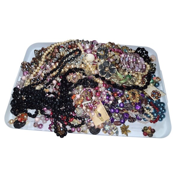 VTG 7lbs Costume Jewelry Lot – Faux Pearls Necklaces, Bracelets & Earrings - Picture 13 of 16